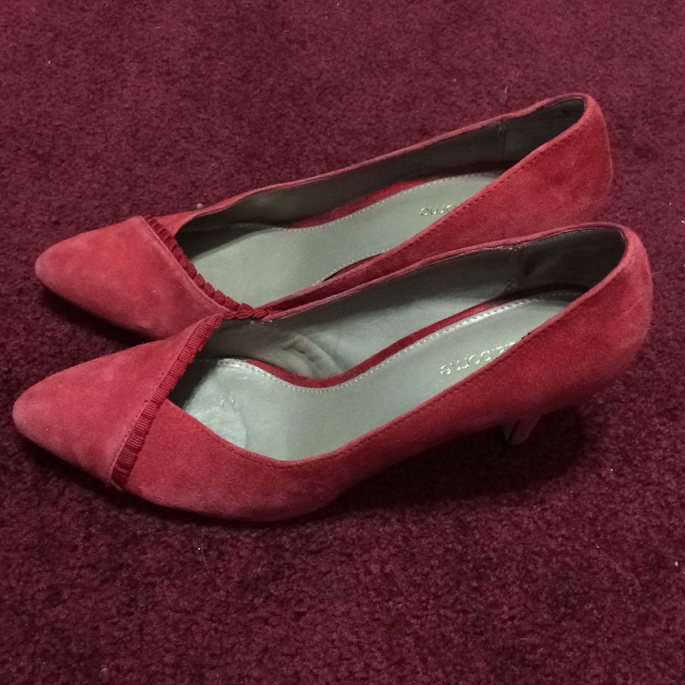 Cute sexy liz Claiborne red suede pumps heels